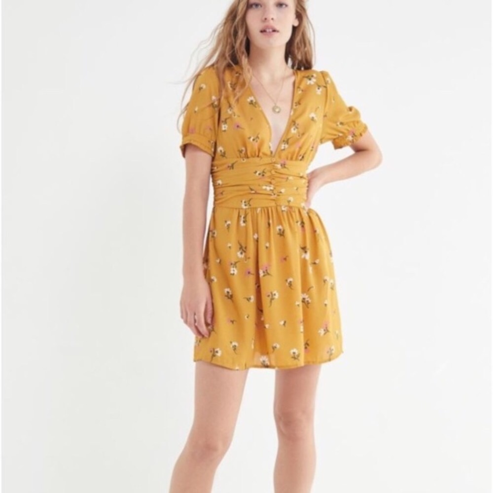 NWOT UO Emmy Ruched Short Sleeve Dress XS Mustard - Picture 6 of 7